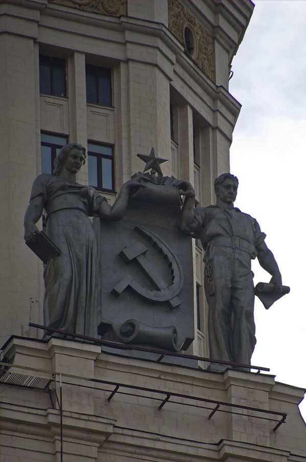 تماثيل على ناطحة السحاب لمبنى سكني يقع على ضفة كوتيلنيتشيسكايا في موسكو - سبوتنيك عربي
