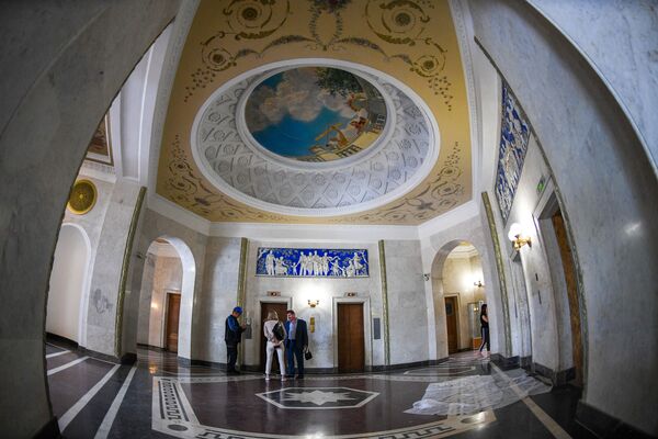 قاعة داخل ناطحة السحاب لمبنى سكني يقع على ضفة كوتيلنيتشيسكايا في موسكو - سبوتنيك عربي