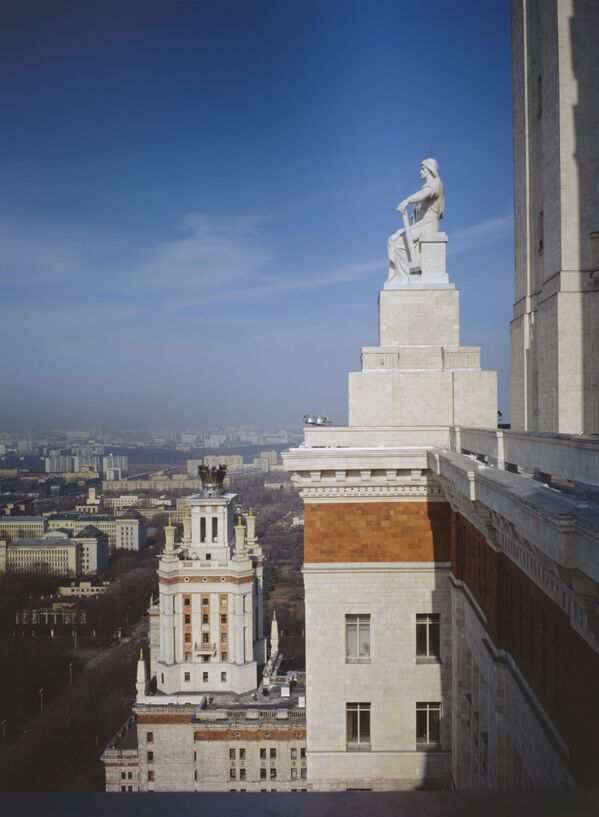 مشهد يطل على مدينة موسكو من أعلى المبنى الرئيس لجامعة موسكو الحكومية باسم لومونوسوف - سبوتنيك عربي