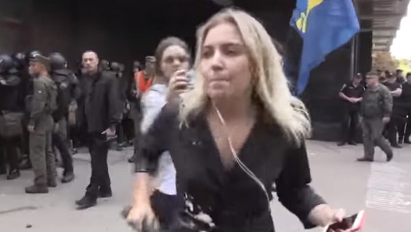 صحفية أوكرانية تتعرض للضرب - سبوتنيك عربي