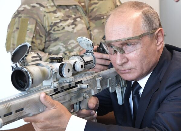 الرئيس فلاديمير بوتين يطلق النار من بندقية كلاشنيكوفالمتطورة الحديثة - بندقية تشوكافين (إس في تشي - 308)، 19 سبتمبر/ أيلول 2018 - سبوتنيك عربي