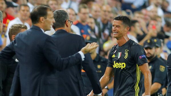 رونالدو يبكي بعد طرده من مباراة يوفنتوس وفالنسيا في دوري أبطال أوروبا - سبوتنيك عربي