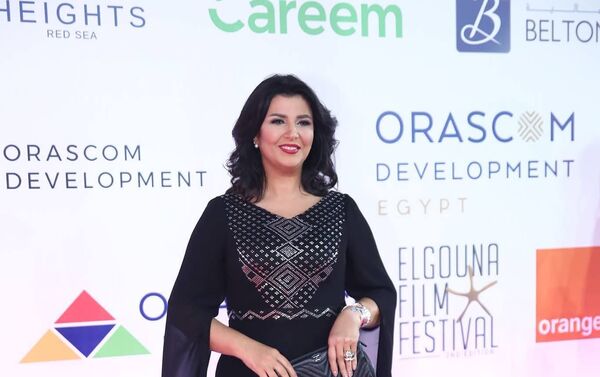 مقدمة البرامج المصرية منى الشاذلي في افتتاح مهرجان الجونة السينمائي الثاني، 20 سبتمبر/أيلول 2018 - سبوتنيك عربي
