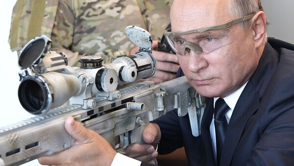 الرئيس فلاديمير بوتين يطلق النار من بندقية كلاشنيكوفالمتطورة الحديثة - بندقية تشوكافين (إس في تشي - 308)، 19 سبتمبر/ أيلول 2018 - سبوتنيك عربي