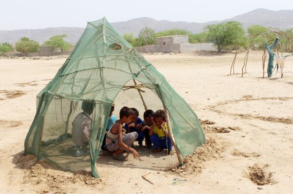 أطفال لاجئون يلعبون في خيمة بقرية شمال ضاحية عبس بمحافظة حجج، اليمن 16 سبتمبر/ أيلول 2018 - سبوتنيك عربي