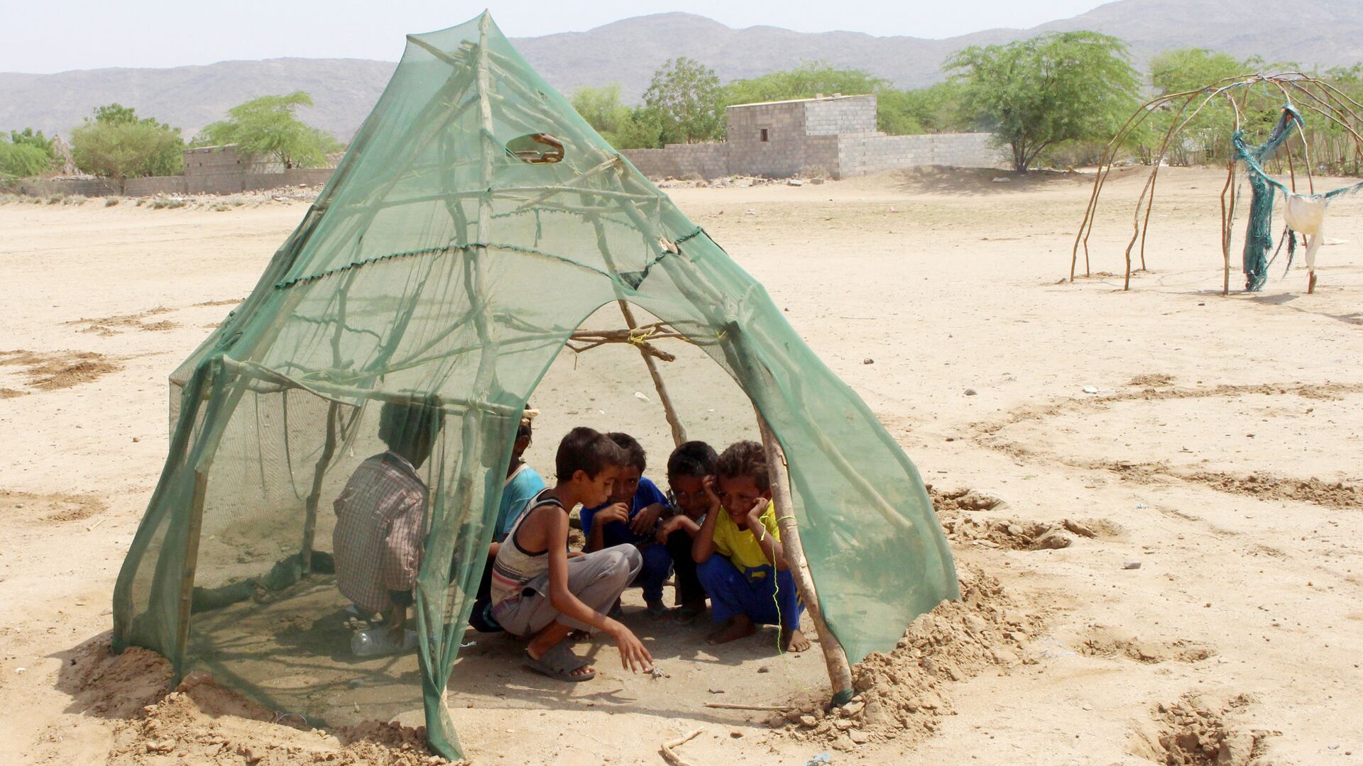 أطفال لاجئون يلعبون في خيمة بقرية شمال ضاحية عبس بمحافظة حجج، اليمن 16 سبتمبر/ أيلول 2018 - سبوتنيك عربي, 1920, 07.03.2021