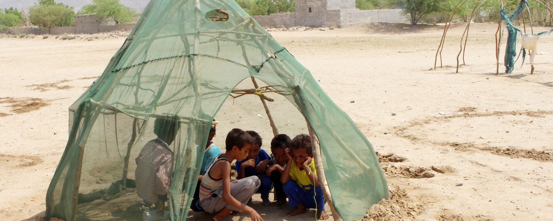 أطفال لاجئون يلعبون في خيمة بقرية شمال ضاحية عبس بمحافظة حجج، اليمن 16 سبتمبر/ أيلول 2018 - سبوتنيك عربي, 1920, 19.05.2022