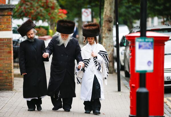 يهود الأرثوذكس في منطقة ستامفورد هيل في لندن خلال عطلة يوم كيبور (عيد الغفران)، 19 سبتمبر/ أيلول 2018 - سبوتنيك عربي