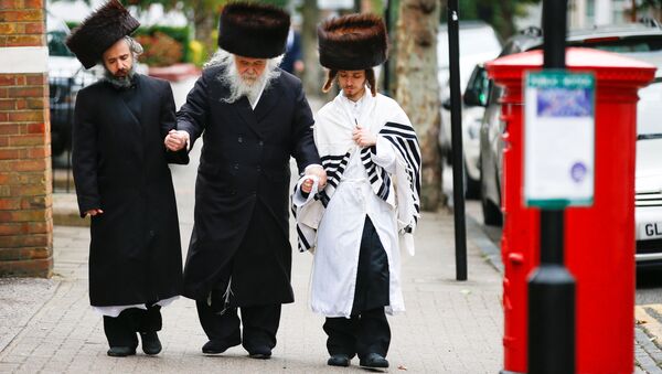 يهود الأرثوذكس في منطقة ستامفورد هيل في لندن خلال عطلة يوم كيبور (عيد الغفران)، 19 سبتمبر/ أيلول 2018 - سبوتنيك عربي