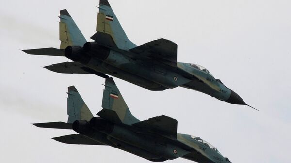 طائرات سوخوي إيرانية تحلق خلال عرض عسكري في البلاد - سبوتنيك عربي