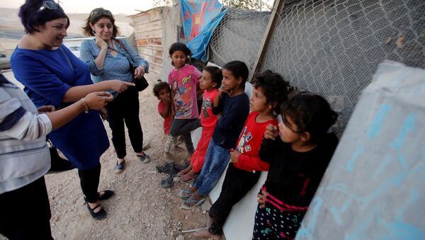 أعضاء من الوفد الاوروبي يلتقون اطفالا من قرية خان الأحمر في الضفة الغربية - سبوتنيك عربي