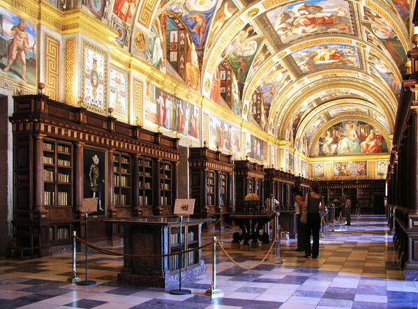 المكتبة الملكية لدير سان لورينزو دي الإسكوريال  في إسبانيا - سبوتنيك عربي