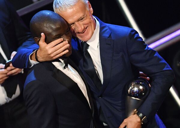 مدرب المنتخب الفرنسي ديديه ديشامب الحاصل على جائزة أفضل مدرب لهذا العام، خلال مراسم توزيع أفضل جوائز الفيفا لعام 2018 - سبوتنيك عربي