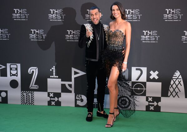 اللاعب داني ألفيس وصديقته، مراسم حفل توزيع أفضل جوائز الفيفا لعام 2018 - سبوتنيك عربي