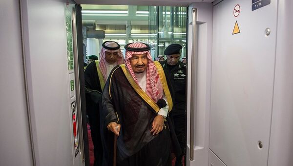 الملك سلمان أثناء تدشين قطار الحرمين الشريفين - سبوتنيك عربي