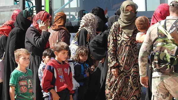 عشرات العائلات السورية تعبر أبو الظهور من إدلب نحو مناطق سيطرة الجيش السوري - سبوتنيك عربي