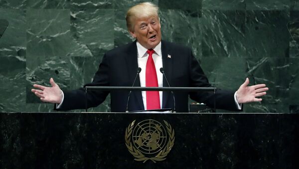 الرئيس الأمريكي دونالد ترامب يضحك أمام جمعية الأمم المتحدة، نيويورك، 25 سبتمبر/ أيلول 2018 - سبوتنيك عربي