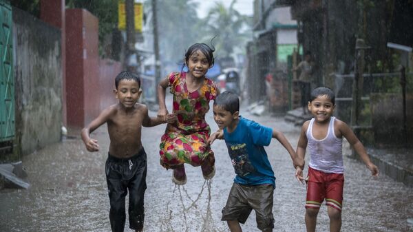 صورة بعنوان السعادة في يوم ممطر للمصور البنغلاديشي فاردن أويان، الفائز بجائزة بين المرشحين في فئة مصور البيئة اليافع لعام 2018 - سبوتنيك عربي