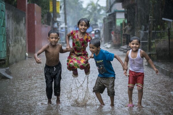 صورة بعنوان السعادة في يوم ممطر للمصور البنغلاديشي فاردن أويان، الفائز بجائزة بين المرشحين في فئة مصور البيئة اليافع لعام 2018 - سبوتنيك عربي
