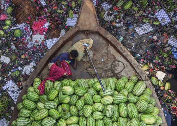صورة بعنوان حياة عائمة على نهر ملوث للمصور الهندي تابان كارماكار، الفائز بجائزة بين المرشحين في فئة يوصى بشدة - سبوتنيك عربي
