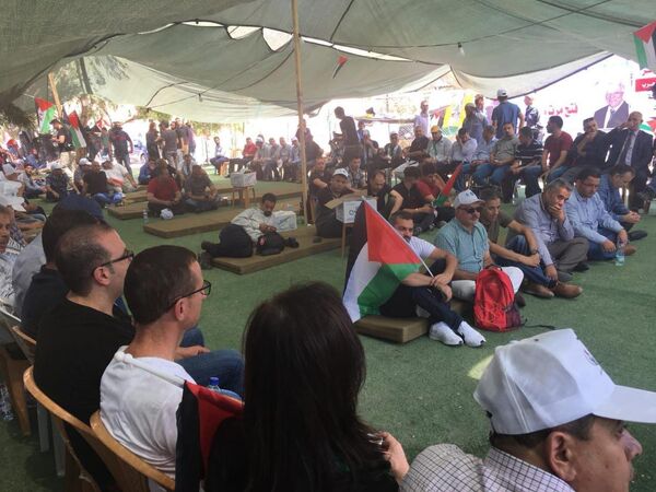 اعتصام الأهالي والمتضامنين الفلسطينيين في قرية الخان الأحمر اعتصام الأهالي والمتضامنين الفلسطينيين في قرية الخان الأحمر - سبوتنيك عربي