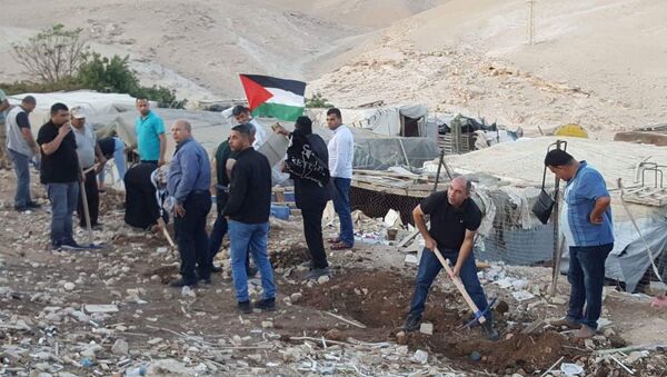 اعتصام الأهالي والمتضامنين الفلسطينيين في قرية الخان الأحمر - سبوتنيك عربي
