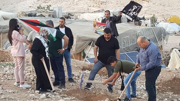 اعتصام الأهالي والمتضامنين الفلسطينيين في قرية الخان الأحمر اعتصام الأهالي والمتضامنين الفلسطينيين في قرية الخان الأحمر - سبوتنيك عربي