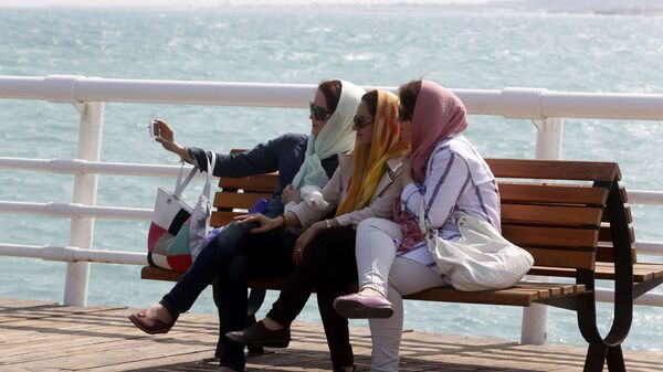 فتيات إيرانيات يلتقطن صورة سيلفي على خلفية بحر جزيرة كيش، إيران - سبوتنيك عربي