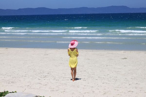 فتاة تقف على شاطئ بحر في فيتنام - سبوتنيك عربي