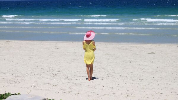 فتاة تقف على شاطئ بحر في فييتنام - سبوتنيك عربي