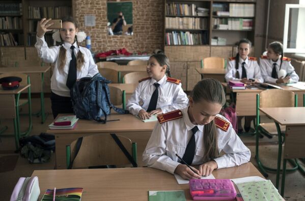 تلاميذ قبل بدء الدرس، بمدرسة رقم 4 في دونيستك - سبوتنيك عربي