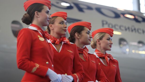  مضيفات طيران يشاركن في مراسم تسليم طائرات سوخوي سوبرجيت 100 في مطار شيريميتيفو في موسكو - سبوتنيك عربي