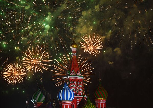 ألعاب نارية فوق الساحة الحمرائ بمناسبة الحفل الختامي للمهرجان الدولي سباسكايا باشنيا للموسيقى العسكرية في موسكو - سبوتنيك عربي