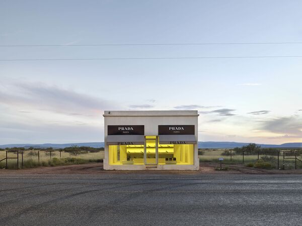 صورة لمحل برادا مارفا في تكساس، من قبل المصور ماثيو بورتش من أستراليا، الذي دخل ضمن قائمة المرشحين النهائيين لمسابقة جوائز فن التصوير المعماري 2018 في فئة حس المكان - سبوتنيك عربي