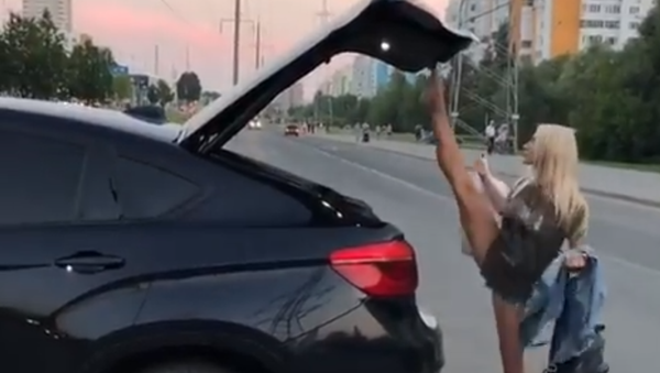 فيديو لحسناء تغلق صندوق السيارة بطريقة مثيرة يفجر شبكة الانترنت - سبوتنيك عربي