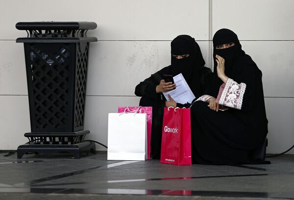 سعوديات باحثات عن وظائف في معرض غلوورك في الرياض، الأول من أكتوبر/تشرين الأول 2018 سعوديات باحثات عن وظائف في معرض غلوورك في الرياض، الأول من أكتوبر/تشرين الأول 2018 - سبوتنيك عربي