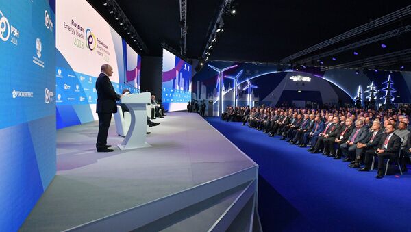 الرئيس الروسي فلاديمير بوتين في منتدى أسبوع الطاقة الروسي، 3 أكتوبر/ تشرين الأول 2018 - سبوتنيك عربي