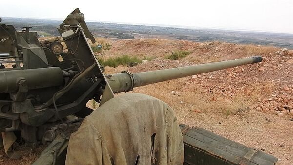 مدفع إم تي 12 الروسي يحظى بإعجاب الجنود السوريين ويدمر تحصينات الإرهابيين - سبوتنيك عربي
