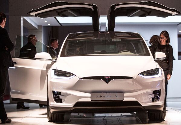 عرض موديل سيارة تيلسا موديل إكس (TESLA Model X) الجديدة معرض السيارات الدولي مونديال دو لوتوموبيل في باريس،  أكتوبر/ تشرين الأول 2018 - سبوتنيك عربي