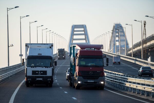 رفع القيود المفروضة على حركة المركبات والشاحنات الثقيلة (أكثر من 3.5 طن) على جسر القرم - سبوتنيك عربي