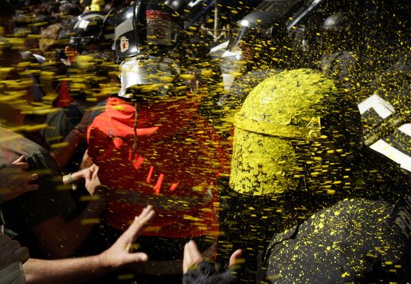 أنصار استقلال كتالونيا خلال الاشتباك مع شرطة الشغب في برشلونة، إسبانيا 29 سبتمبر/ أيلول 2018 - سبوتنيك عربي