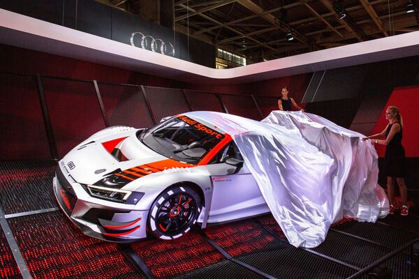 عرض موديل سيارة أودي سبورت (Audi Sport) الجديدة معرض السيارات الدولي مونديال دو لوتوموبيل في باريس - سبوتنيك عربي