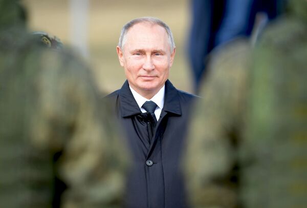 الرئيس فلاديمير بوتين خلال استعراض ميداني لقوات الجيش الروسي بعد انتهاء مناورات الشرق 2018، 13 سبتمبر/ أيلول 2018 - سبوتنيك عربي