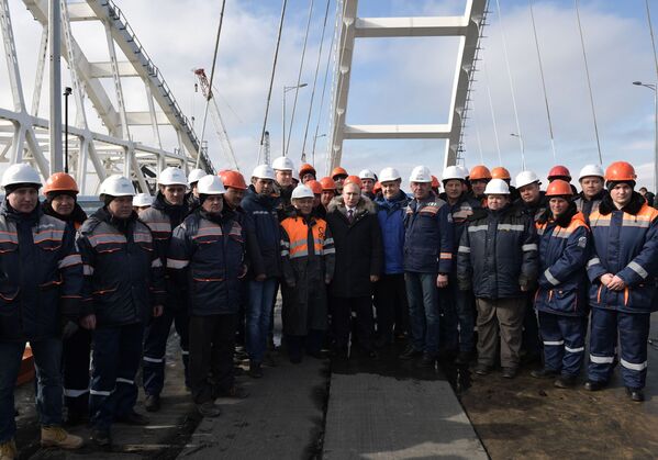 الرئيس فلاديمير بوتين مع عمال البناء على جسر القرم عبر مضيق كيرتش، القرم، روسيا - سبوتنيك عربي