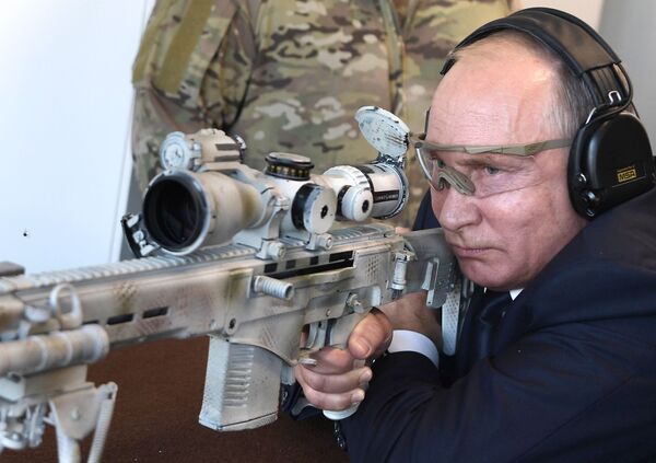 الرئيس فلاديمير بوتين يطلق النار من بندقية القنص المتطورة الحديثة - بندقية تشوكافين (إس في تشي - 308)، 19 سبتمبر/ أيلول 2018 - سبوتنيك عربي