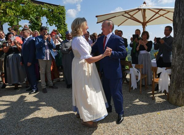 الرئيس الروسي فرديمير بوتين يرقص مع وزيرة الخارجية النمساوية كنيسل في حفل زفافها في جامليتز، 18 أغسطس/ آب 2018 - سبوتنيك عربي