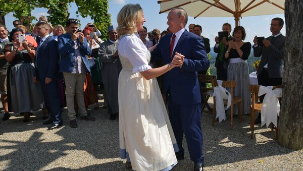 الرئيس الروسي فرديمير بوتين يرقص مع وزيرة الخارجية النمساوية كنيسل في حفل زفافها في جامليتز، 18 أغسطس/آب 2018 - سبوتنيك عربي