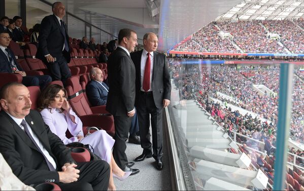 الرئيس فلاديمير بوتين ورئيس الوزراء الروسي دميتري مدفيديف خلال انطلاق المبارة الأولى لبطولة كأس العالم لكرة القدم روسيا - 2018 في ملعب لوجنيكي بموسكو، 14 يونيو/ حزيران 2018 - سبوتنيك عربي