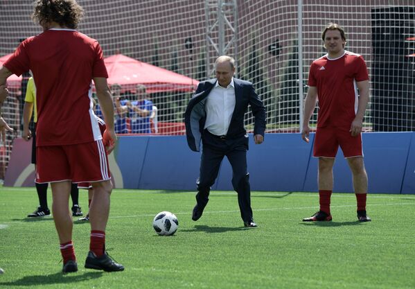 الرئيس فلاديمير بوتين يلعب كرة القدم في ملعب مصغر على الساحة الحمراء، في إطار بطولة كأس العالم لكرة القدم روسيا 2018، 28 يونيو/ حزيران 2018 - سبوتنيك عربي