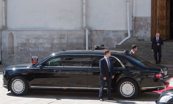 الرئيس فلاديمير بوتين يخرج من كتدرائية بلاغوفيشينسك ويتجه إلى سيارته الجديدة - ليموزين من مشروع كورتيج لشركة أوراوس، بعد أداء القسم كرئيس روسيا لفترة جديدة - سبوتنيك عربي
